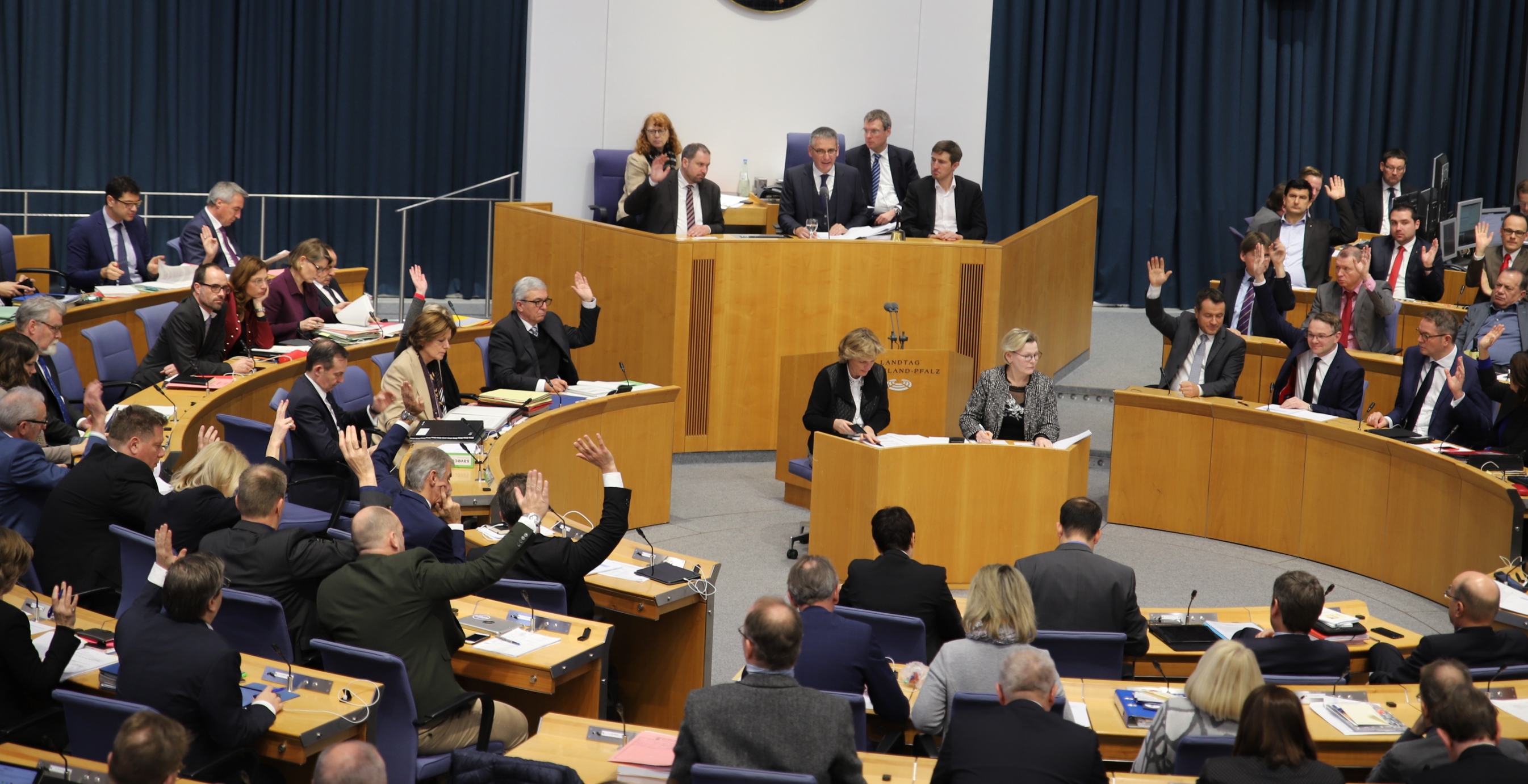Foto einer Abstimmung im rheinland-pfälzischen Landtag