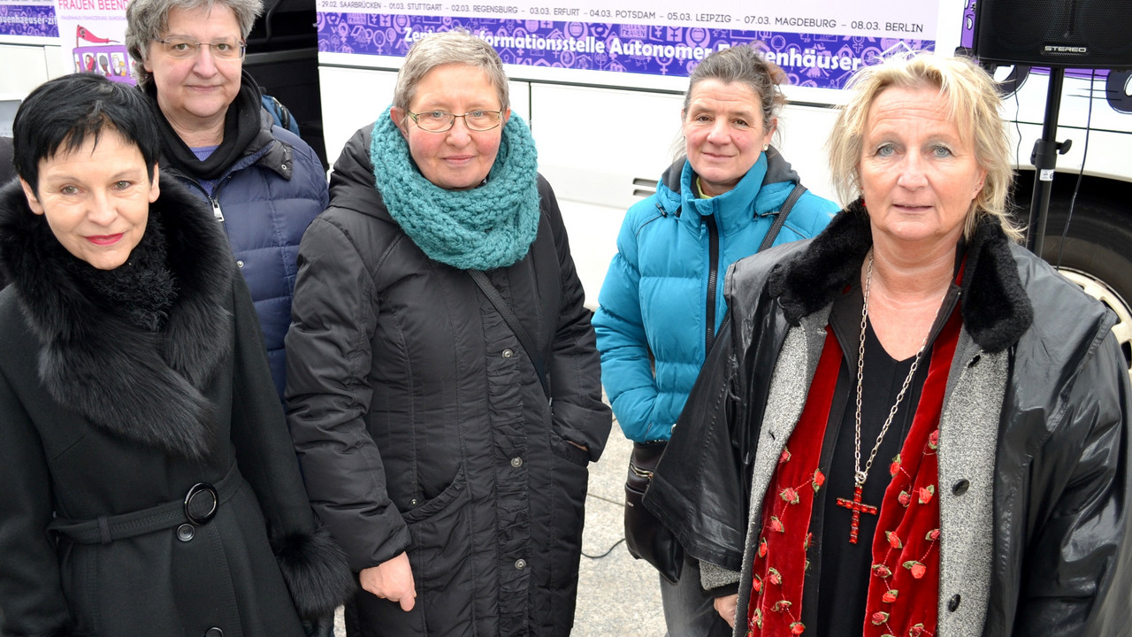 Frauenministerin Irene Alt vor dem Aktionsbus der Autonomen Frauenhäuser