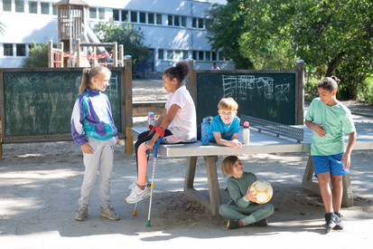 Symbolbild: Kinder spielen an einer Tischtennisplatte