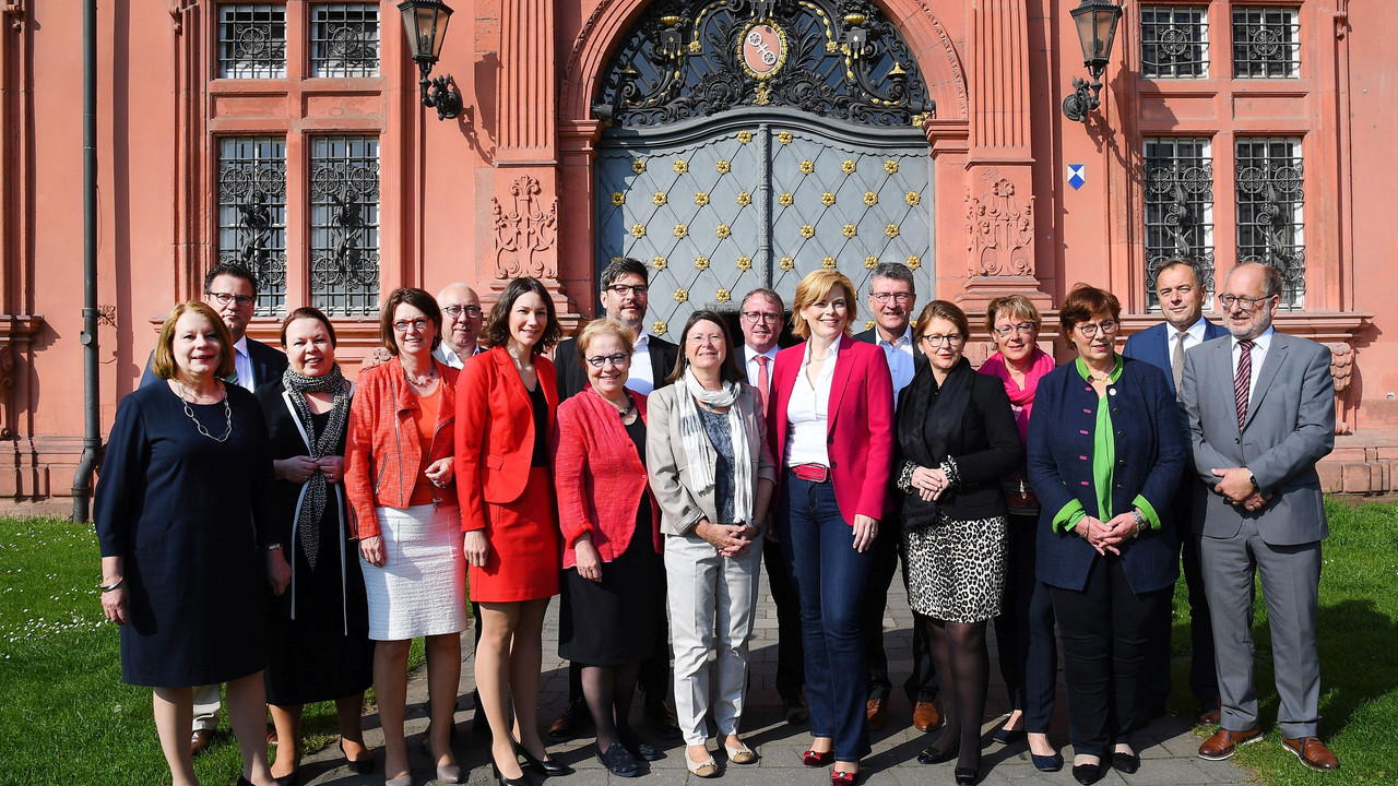 Gruppenfoto der Ministerinnen und Minister, Senatorinnen und Senatoren sowie den Staatssekretärinnen und Staatssekretären anlässlich der Verbraucherschutzministerkonferenz am 24.05.2019