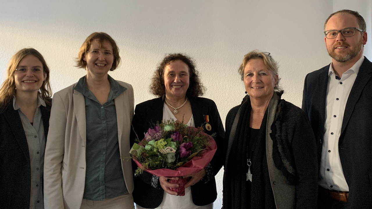 vlnr.: Dr. Christiane Döll, hauptamtliche Beigeordnete der Stadt Ingelheim; Integrationsstaatssekretärin Dr. Christiane Rohleder; Dragica Petric; Irene Alt, Staatsministerin a.D. und Steffen Wolf, Erster Kreisbeigeordneter in Mainz-Bingen. @ MFFJIV