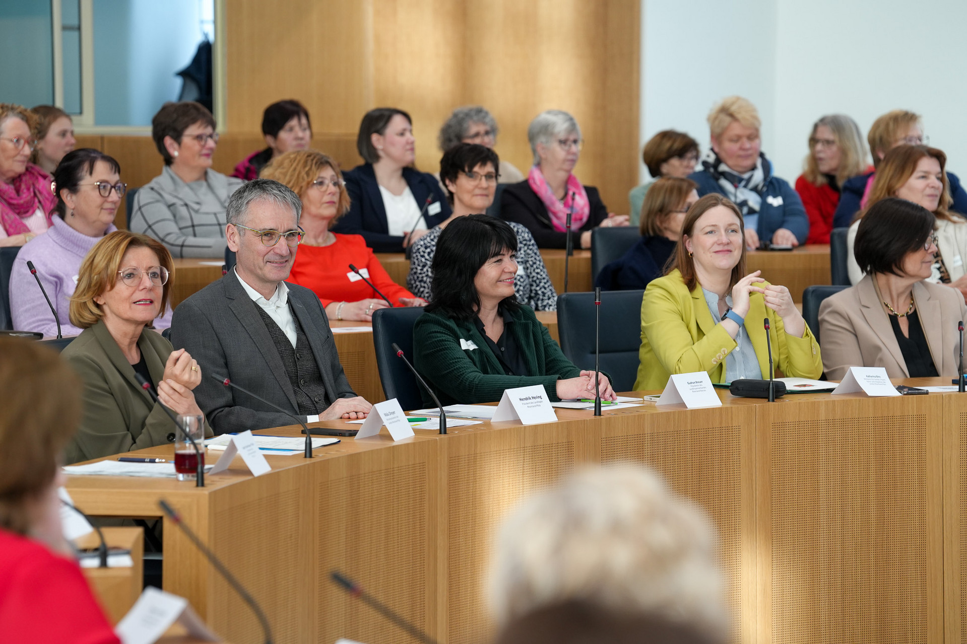 Plenarsaal Landtag v. l. n. r.: Malu Dreyer, Hendrik Hering, Gudrun Breuer, Katharina Binz und sowie einige  LandFrauen aus Rheinland-Pfalz 
