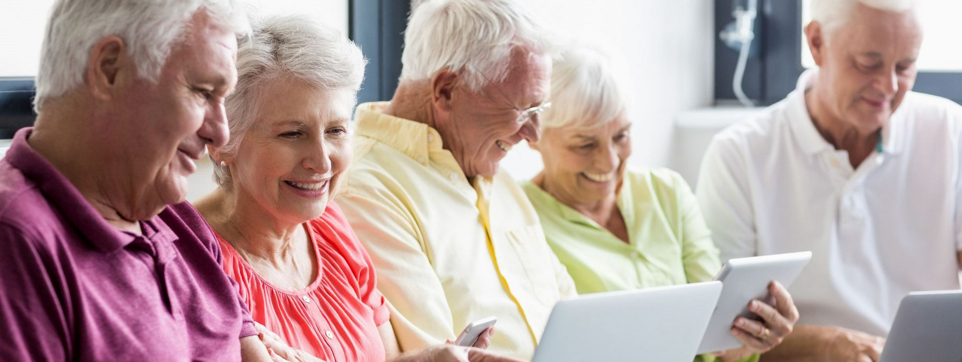 Symbolbild: Senioren arbeiten gemeinsam am Computer
