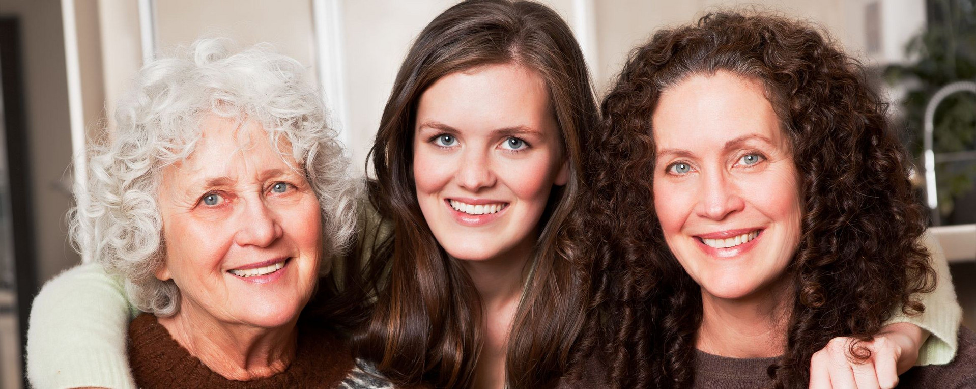 Portraitfoto von Frauen aus drei Generationen
