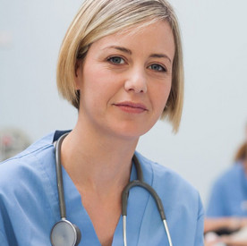 Symbolbild: Junge Frauen in Krankenschwester-Kleidung und Stethoskop bei der Behandlung von Patientinnen