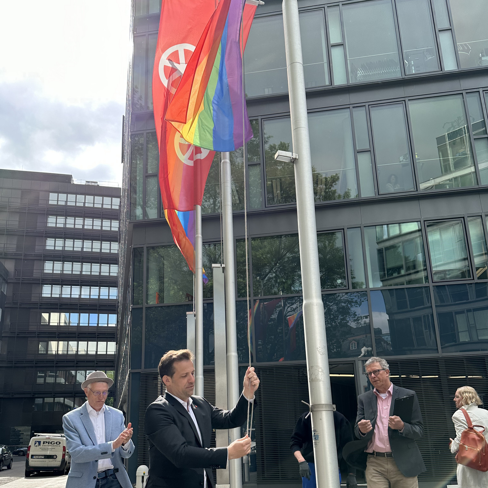 Oberbürgermeister Nino Haase hisst die Regenbogenflagge vor dem Mainzer Rathaus