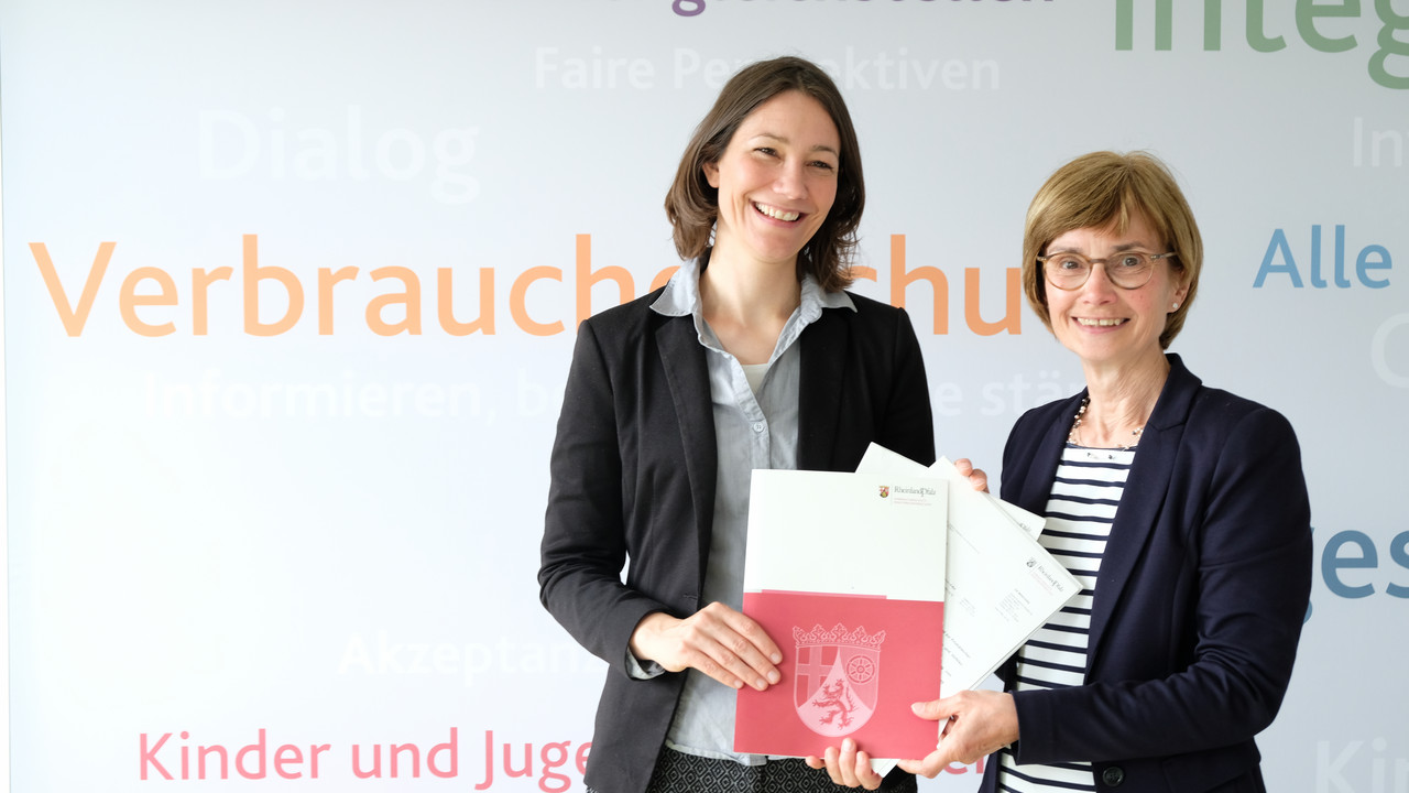 Verbraucherschutzministerin Anne Spiegel (links) übergibt Ulrike von der Lühe, Vorstand der Verbraucherzentrale Rheinland-Pfalz, die Förderbescheide © MFFJIV