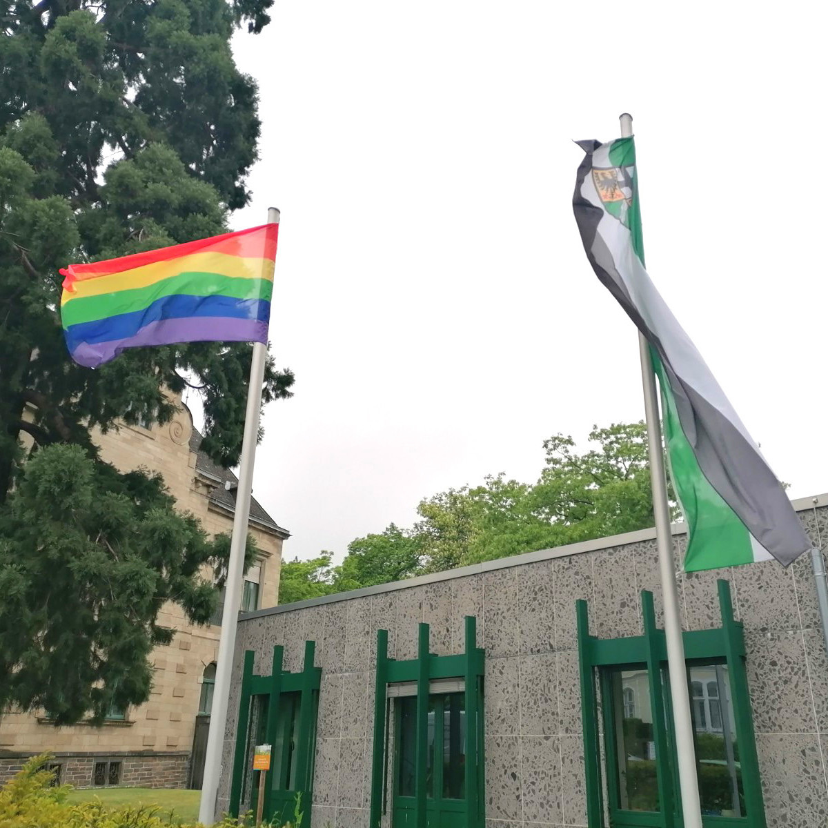 Regenbogenflagge vor der Kreisverwaltung Ahrweiler