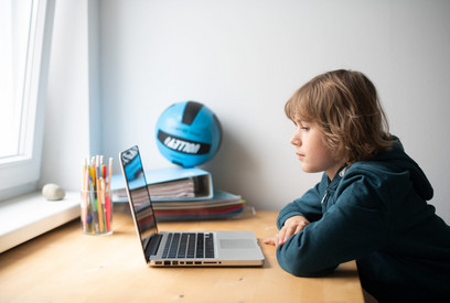 Symbolbild: Ein Kind sitzt vor einem Computer