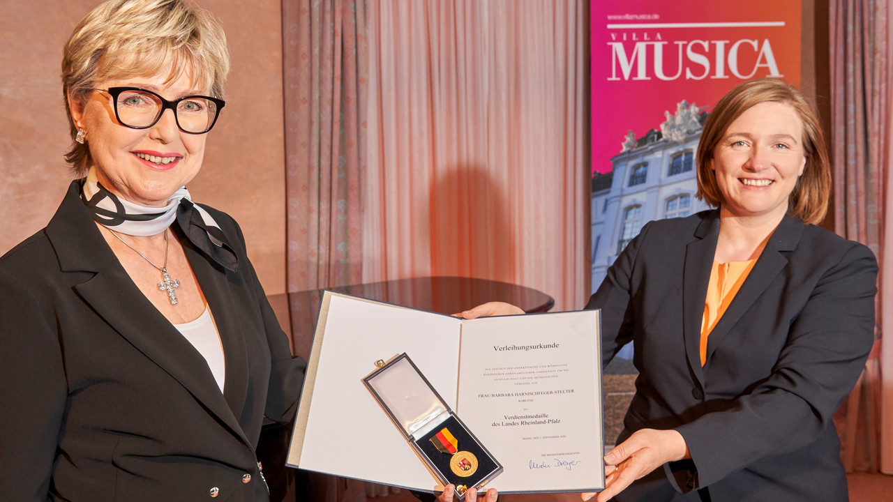 © Foto privat Kulturministerin Katharina Binz (rechts) überreicht Barbara Harnischfeger (links) die Verdienstmedaille des Landes Rheinland-Pfalz