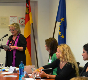 Integrationsministerin Irene Alt begrüßt die Teilnehmenden am Expertengespräch „Ehrenamtliche Dolmetscher in der Flüchtlingsarbeit“.