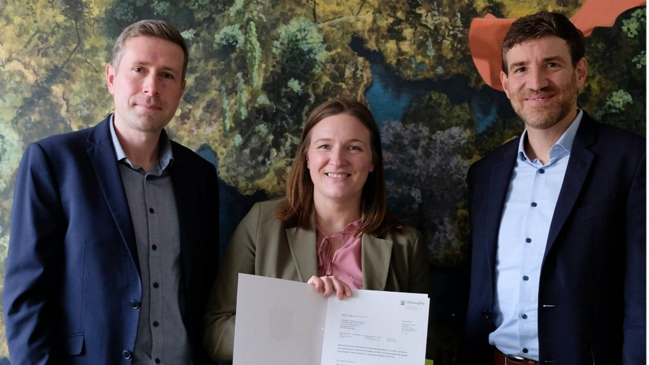 Auf dem Foto v.l.n.r.: Peter Kaun, stellvertretende FSK-Geschäftsführer, Jugendministerin Katharina Binz und FSK-Geschäftsführer Stefan Linz © MFFKI