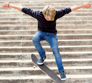 Symbolbild: Kind mit Skateboard