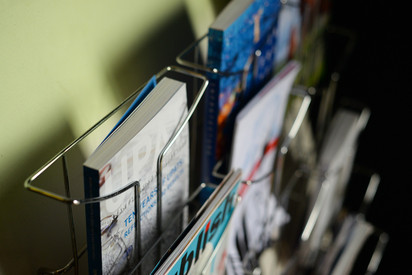 Symbolbild: Wandregal mit Zeitschriften