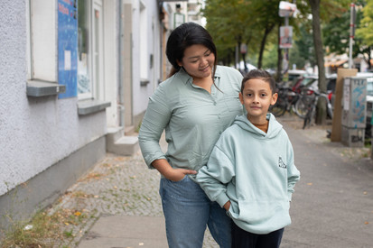 Symbolbild: Mutter und Tochter stehen auf der Straße