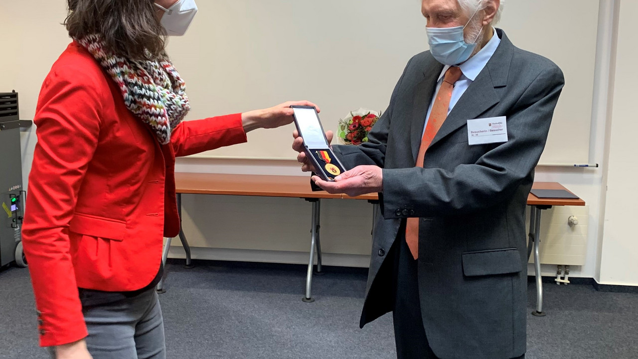 Ministerin Anne Spiegel überreicht Professor Otto Filtzinger die Verdienstmedaille des Landes Rheinland-Pfalz ©MFFJIV