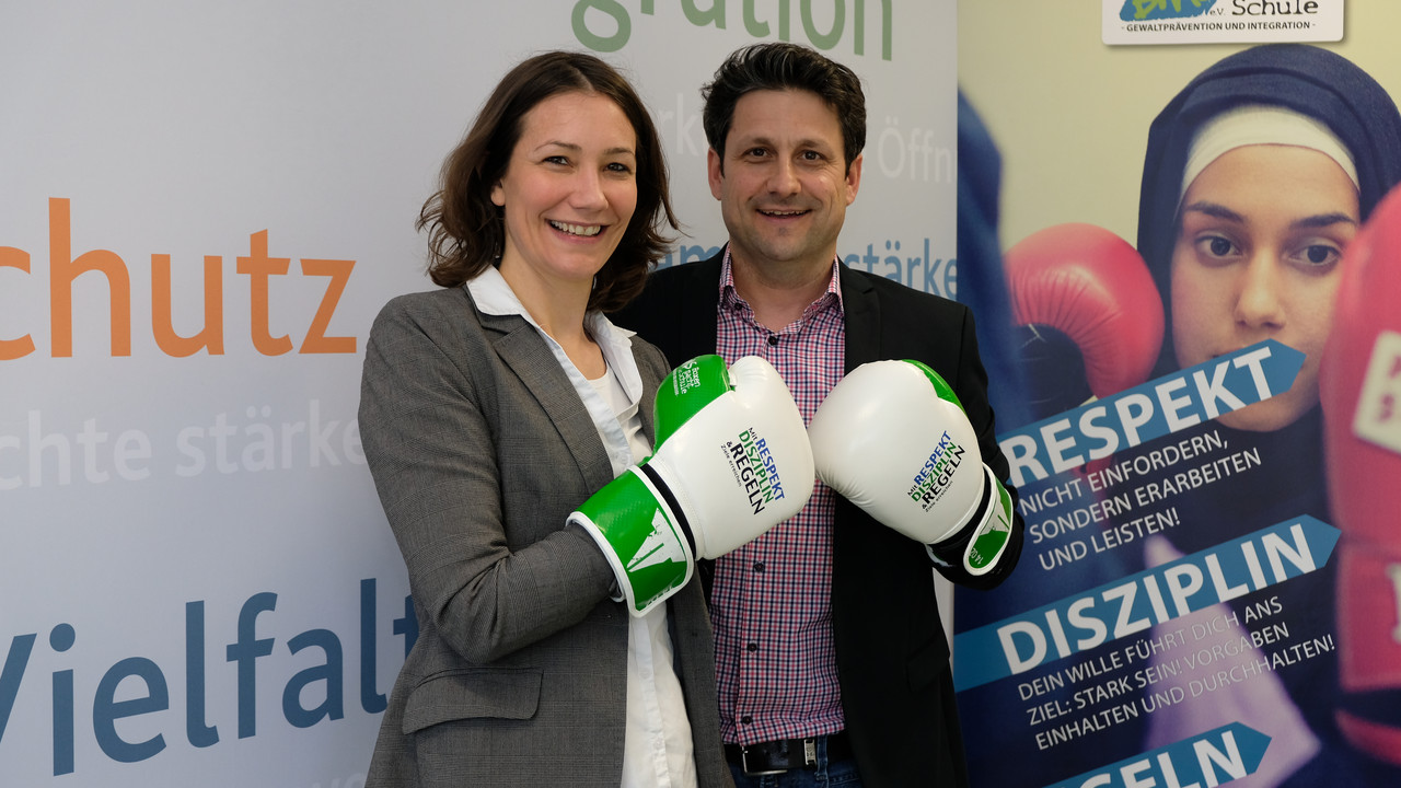 Integrationsministerin Anne Spiegel mit Farid Al-Samarrai vom Verein Boxen macht Schule e.V. © MFFJIV