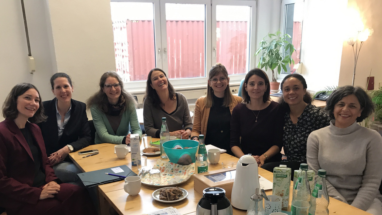 (v.l.n.r. Integrationsministerin Anne Spiegel, Maike Zander (Integrationsministerium), Christine Kubich (PSZ Mainz), Lara Brinkrolf (PSZ Mainz), Isabel Stipp (PSZ Mainz), Christine Barth-Lichter (PSZ Mainz), Lilian Türk (PSZ Mainz) und Nurhayat Canpolat (PSZ Mainz).) 