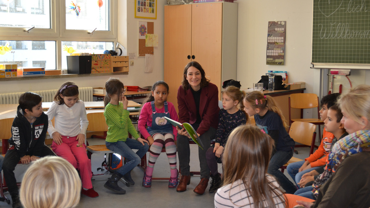 Ministerin Anne Spiegel besuchte anlässlich des Vorlesetages die Klasse 2b der Grundschule Dr.-Martin-Luther-King 