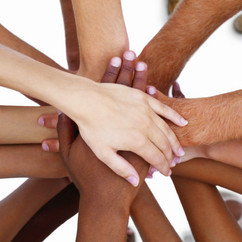 Symbolbild: viele Menschen stehen im Kreis und halten die Hände in die Mitte 