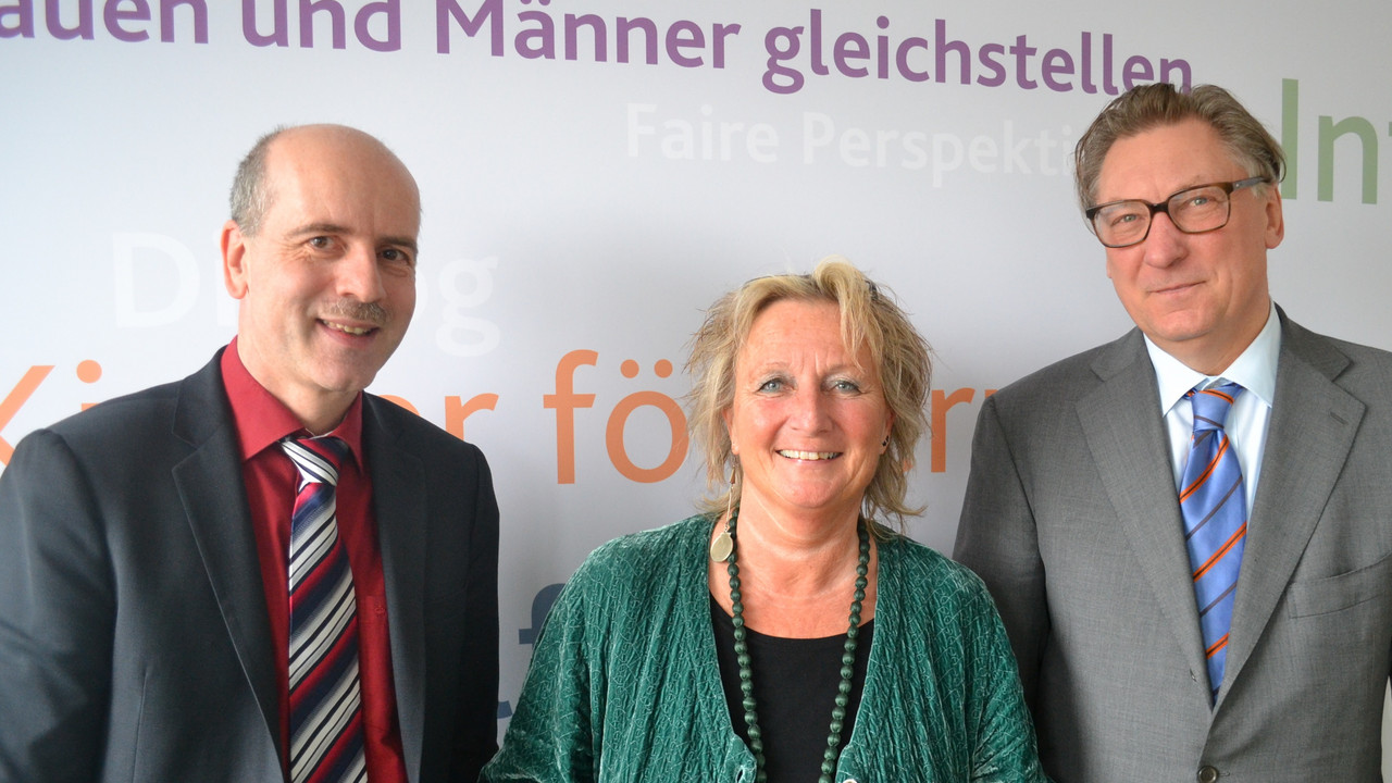 Institutsdirektor Prof. Dr. Armin Schneider (l.), Kinder- und Jugendministerin Irene Alt und Wissenschaftsstaatssekretär Prof. Dr. Thomas Deufel