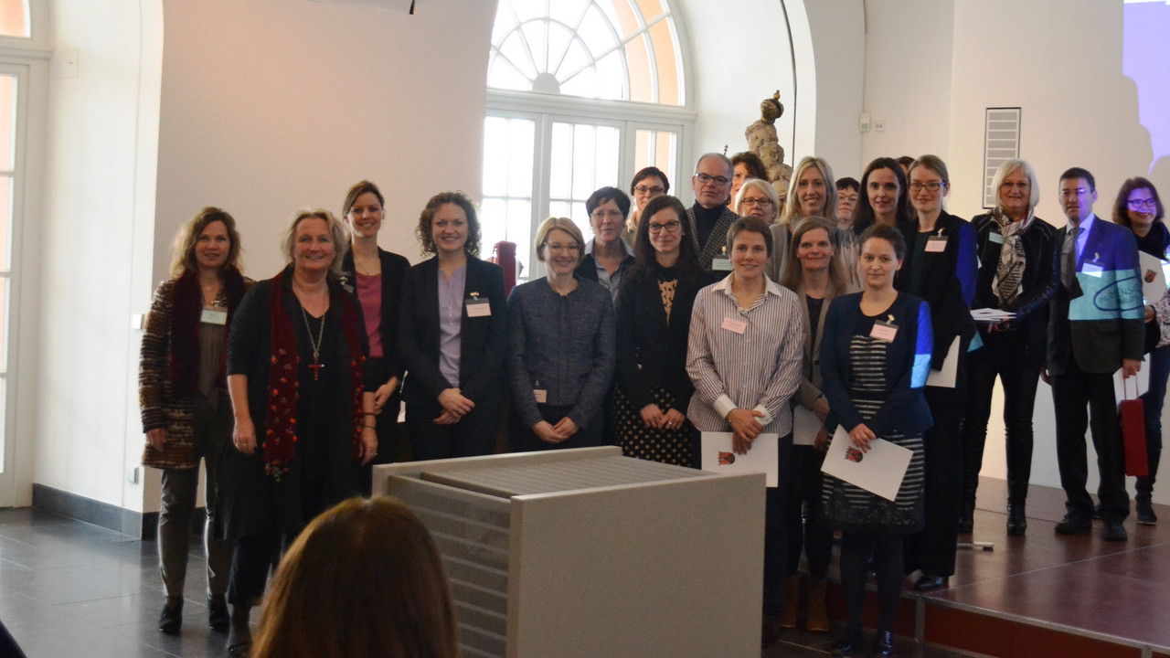Frauenministerin Irene Alt mit Teilnehmerinnen des Mentoring-Programms "Mehr Frauen an die Spitze"