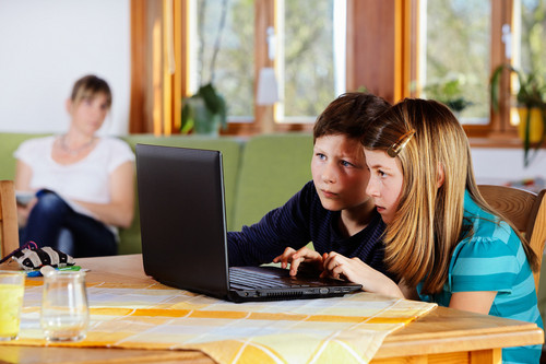 Symbolbild: zwei Kinder arbeiten zusammen am Laptop