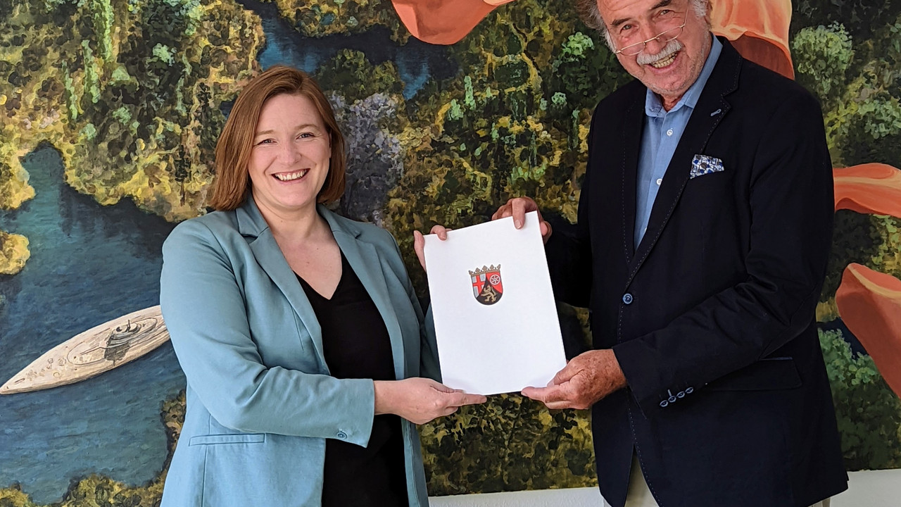 Kulturministerin Katharina Binz und der Präsident des Landesmusikrates Rheinland-Pfalz, Peter Stieber, bei der Übergabe der Ankündigung zur Fortführung der Förderung des "Förderprogramms zur Weiterentwicklung und Zukunftssicherung der Laienmusik in Rheinland-Pfalz (Laienmusikprogramm)". © MFFKI