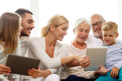Familie, Generation, Technologie und Menschen Konzept - lächelnde Familie mit Tablet-PC-Computern zu Hause